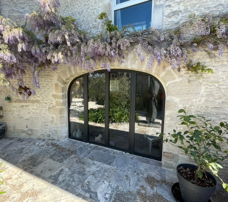 Installation de fenêtres en aluminium Bochassy et baie cintrée à Colleville-Montgomery en Normandie