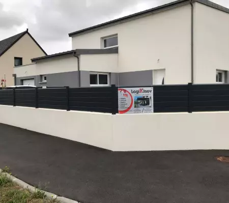 Pose d'une clôture semi ajourée brise vue en Normandie