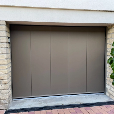 Installation d’une porte de garage sectionnelle près de Caen