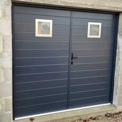 Mise en place d’une porte battante de garage en Normandie.