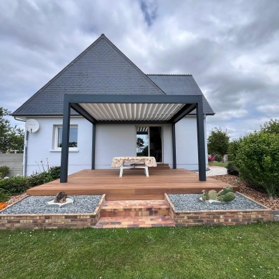Installation d'une pergola avec une terrasse en bois pour une maison à St Lô