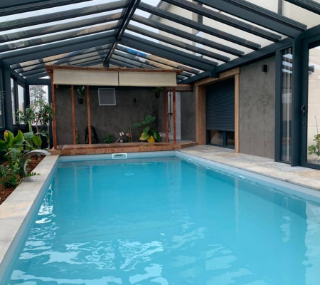 Couverture d'une piscine par une véranda aluminium à Caen