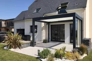 Création d'une pergola bioclimatique avec une paroi en verre à Caen 