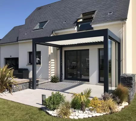 Création d'une pergola bioclimatique avec une paroi en verre à Caen 