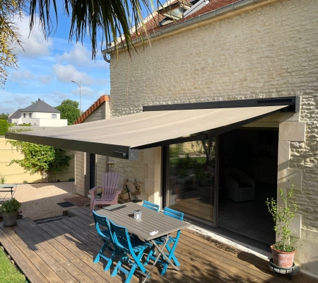 Installation d'un store banne solaire Brustor à Chicheboville en Normandie