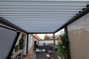 Pose d’une pergola B200 by Brustor par l’agence de Fleury sur Orne