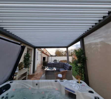 Pose d’une pergola B200 by Brustor par l’agence de Fleury sur Orne