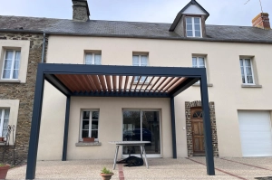 Installation d’une pergola bioclimatique Brustor dans la Manche