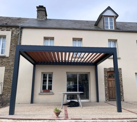 Installation d’une pergola bioclimatique Brustor dans la Manche