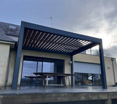 Installation de pergola bioclimatique B200XL à Vire par Logikinov en Normandie