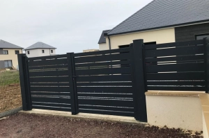 Pose d’un portail et d’une clôture par l’agence de Fleury sur Orne, près de Caen