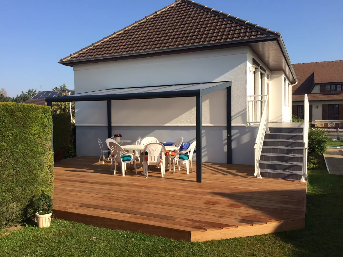 Création d'une terrasse en bois avec une pergola aluminium à Saint-Lô