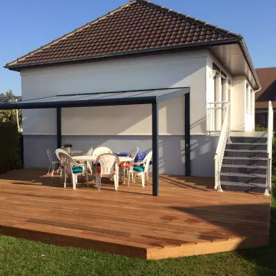 Création d'une terrasse en bois avec une pergola aluminium à Saint-Lô