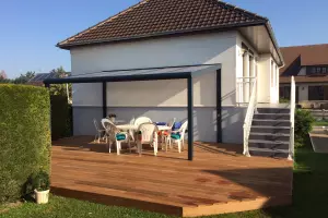 Création d'une terrasse en bois avec une pergola aluminium à Saint-Lô