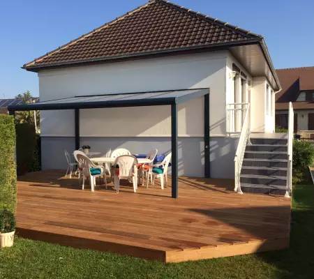 Création d'une terrasse en bois avec une pergola aluminium à Saint-Lô