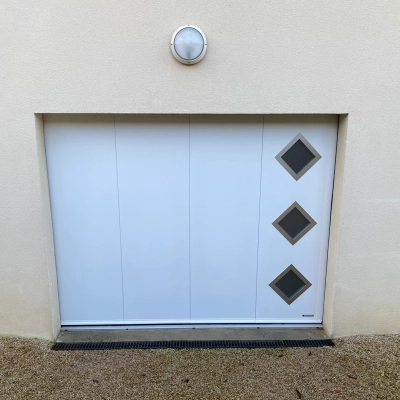 Installation d’une porte de garage latérale dans la Manche