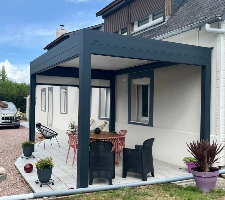 Installation d'une pergola bioclimatique sur mesure près de Lisieux en Normandie