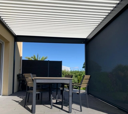 Pose d’une pergola B150 avec Screen By Brustor, par l’agence de Saint-Lô. 