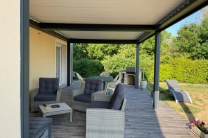 Installation d’une pergola à lames orientables par l’agence de Fleury sur Orne