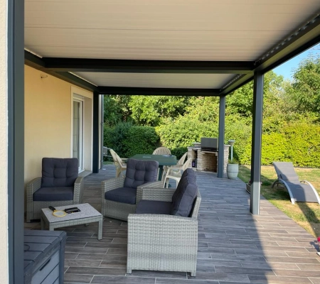 Installation d’une pergola à lames orientables par l’agence de Fleury sur Orne