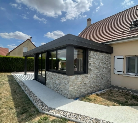 Création d'une véranda à toiture plate et pergola près de Caen en Normandie