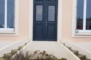 Porte d'entrée en bois traditionnelle sur mesure à Ouistreham