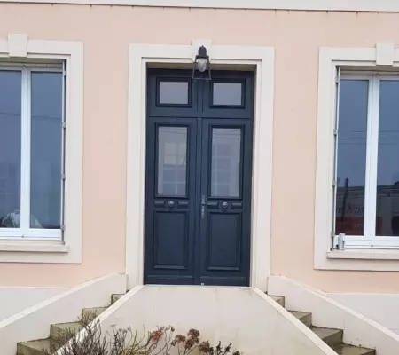 Porte d'entrée en bois traditionnelle sur mesure à Ouistreham