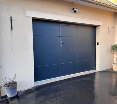 Installation d'une porte de garage sectionnelle avec portillon à Fleury-sur-Orne par Logikinov en Normandie