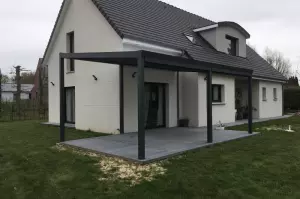 Pose d'une pergola aluminium avec store brise vent à Deauville