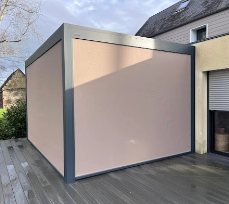 Mise en place d’une pergola bioclimatique B200XL à Vire par Logikinov en Normandie