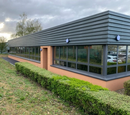 Installation de fenêtres sur bâtiment professionnel