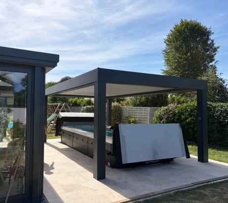 Installation d'une pergola Kostum pour spa à Saint-Manvieu-Norrey en Normandie