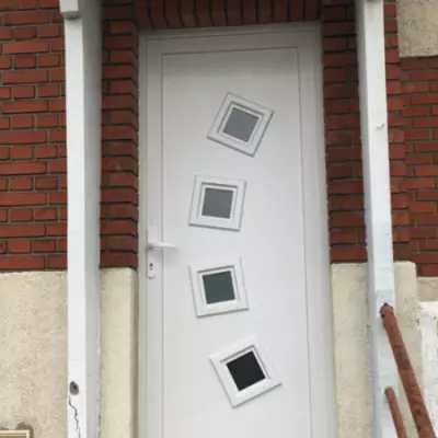Porte d'entrée en PVC blanc contemporaine au Havre