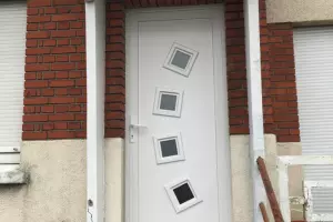 Porte d'entrée en PVC blanc contemporaine au Havre
