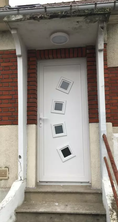 Porte d'entrée en PVC blanc contemporaine au Havre