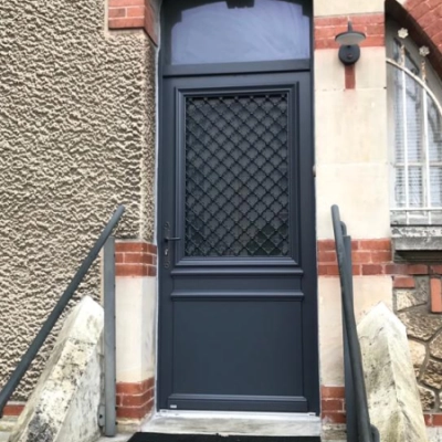 Pose d'une porte d'entrée Bel'M en bois dans le secteur de Caen