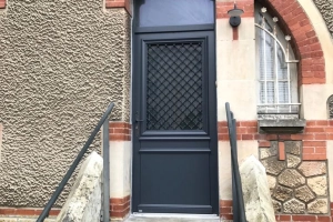 Pose d’une porte d’entrée Bel’M en bois dans le secteur de Caen