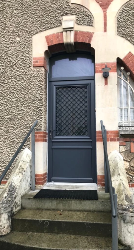 Pose d’une porte d’entrée Bel’M en bois dans le secteur de Caen