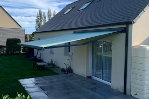 Pose d’un store banne et d’une pergola dans la Manche 