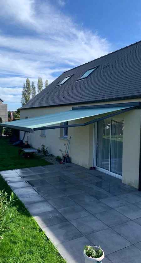 Pose d’un store banne et d’une pergola dans la Manche 