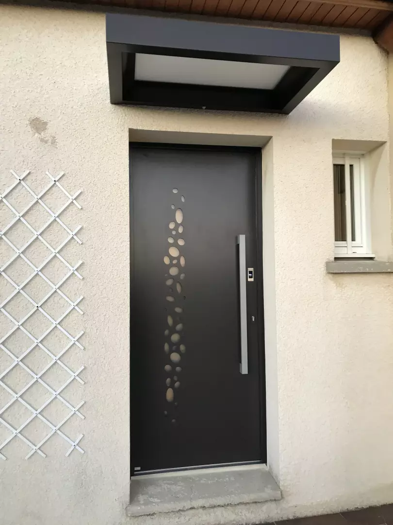 Pose d'une porte d'entrée en aluminium à Port-en-Bessin-Huppain