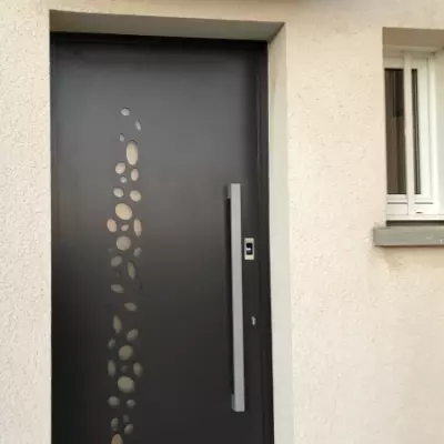 Pose d'une porte d'entrée en aluminium à Port-en-Bessin-Huppain