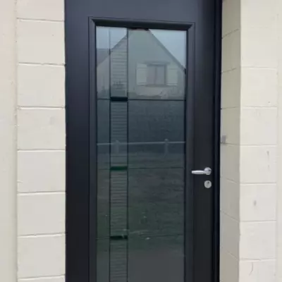 Pose d'une porte d'entrée acier couleur noire à Pont l'Evêque