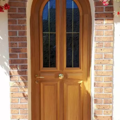 Pose d'une porte d'entrée en bois réalisée en Normandie