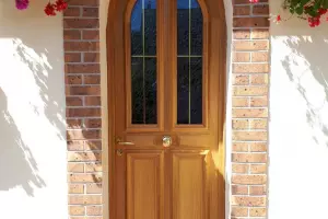 Pose d'une porte d’entrée en bois réalisée en Normandie