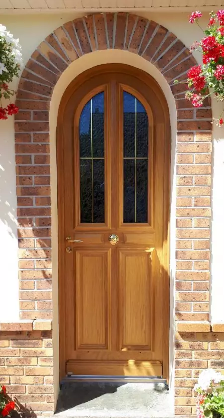 Pose d'une porte d’entrée en bois réalisée en Normandie