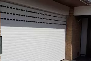Pose d'une porte de garage enroulable dans le Calvados
