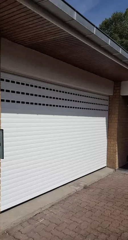 Pose d'une porte de garage enroulable dans le Calvados