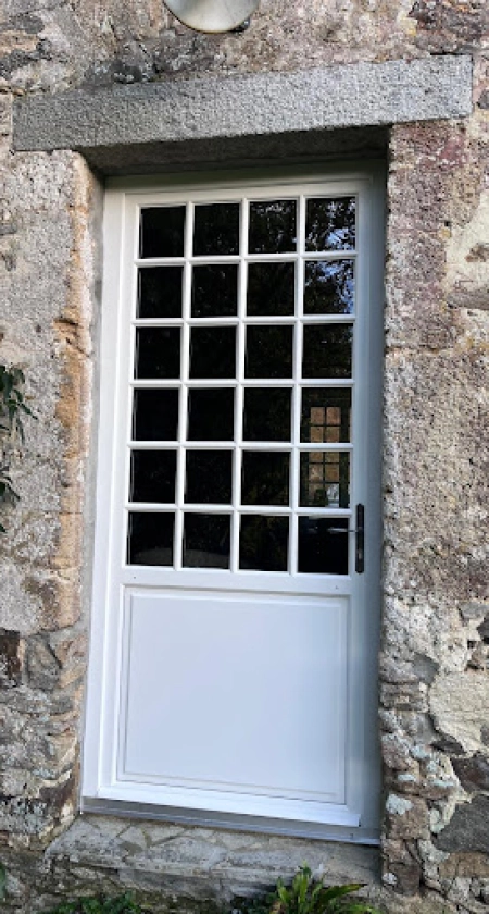Installation d’une porte bois Logikinov By Atulam près de St Lô en Normandie