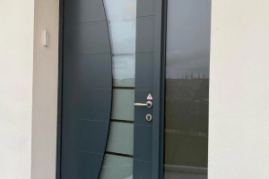Mise en place d'une porte d'entrée cintrée By Minco 